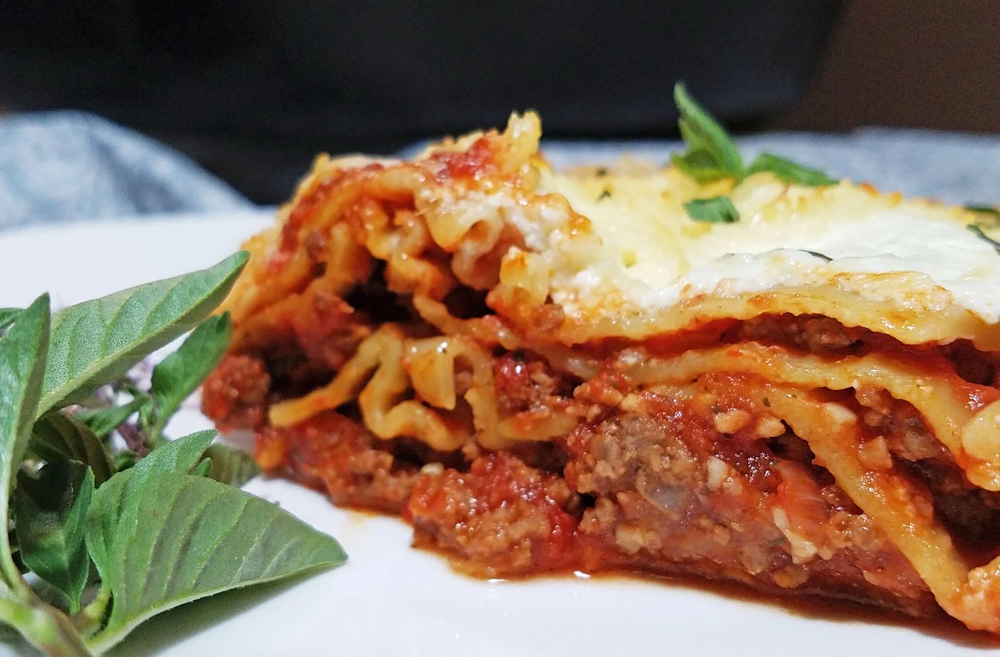 A direct and quick dinner recipe using one pot! Try this Melt in your Mouth Skillet Lasagna recipe via Bekob.com