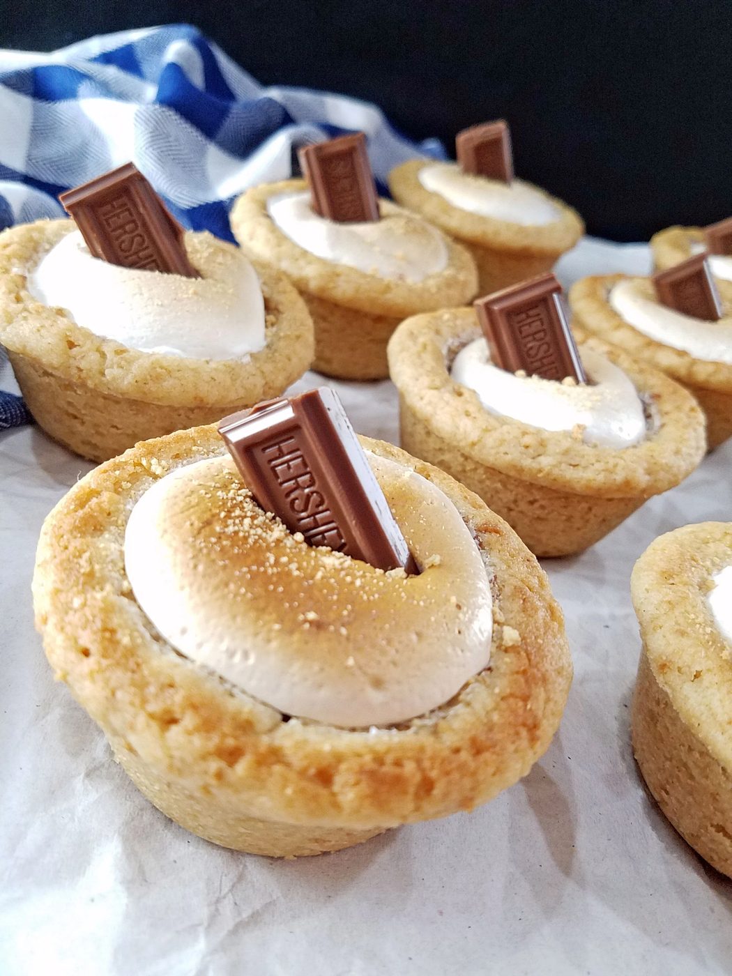 Get the same delicious taste of s'mores without the campfire and mess with this mini s'mores pies recipe from Bekob.com