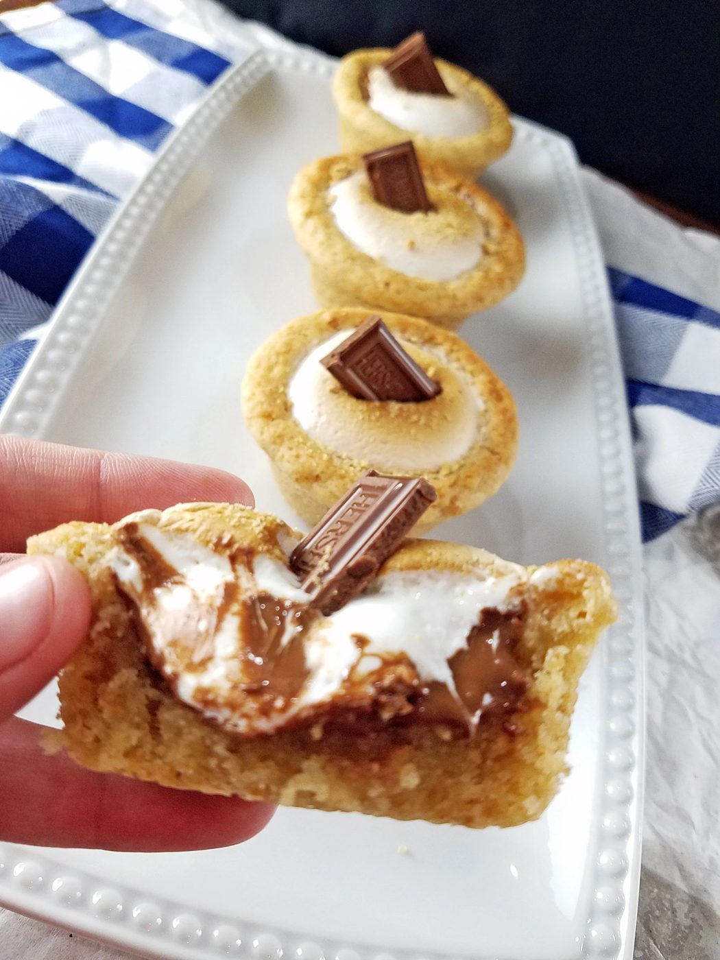 Get the same delicious taste of s'mores without the campfire and mess with this mini s'mores pies recipe from Bekob.com