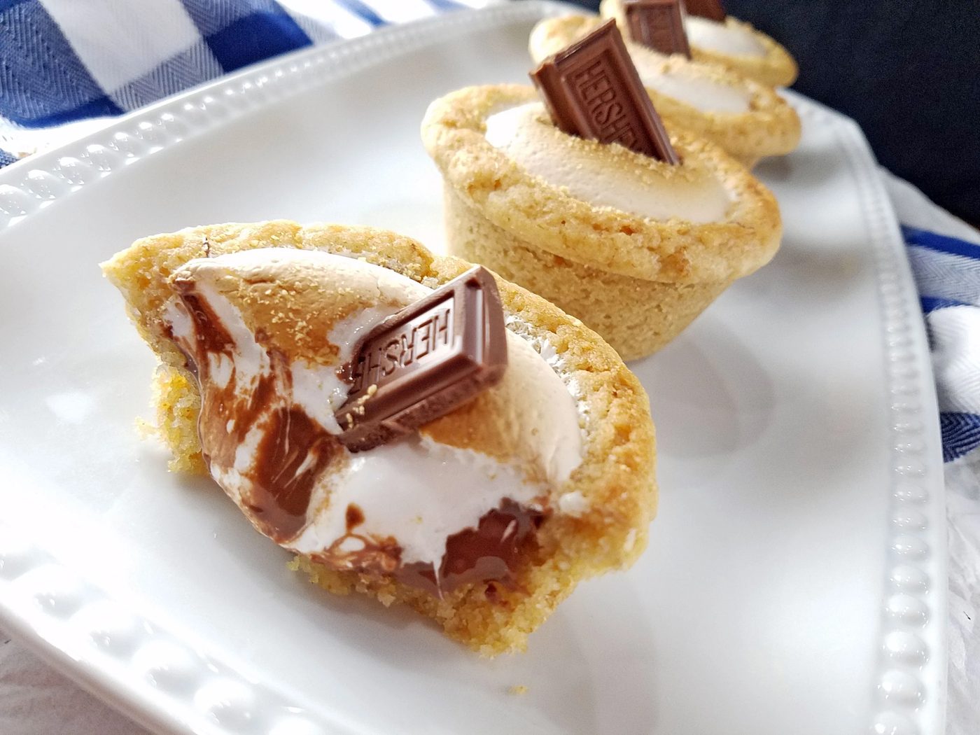 Get the same delicious taste of s'mores without the campfire and mess with this mini s'mores pies recipe from Bekob.com