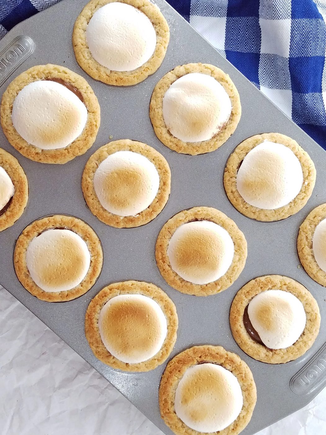 Get the same delicious taste of s'mores without the campfire and mess with this mini s'mores pies recipe from Bekob.com