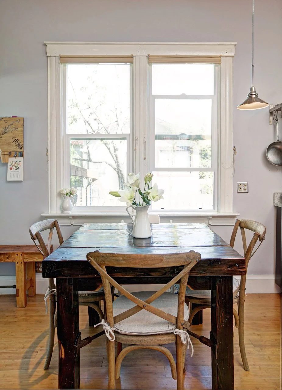rustic table and chairs, mixing wood tones @Bekob