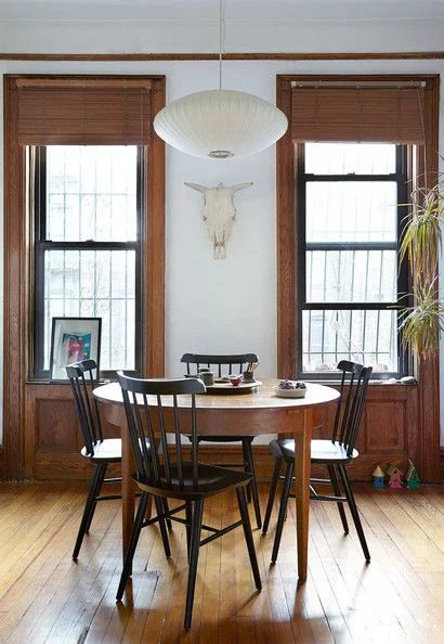 black window trim, mixing wood tones @Bekob