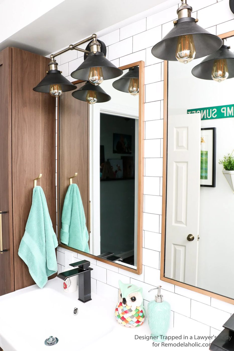 This is genius! You can create a vivid, rich gold finish for any metal framed mirror. It looks so straightforward and the end result is strong. Full walkthrough by Designer Trapped