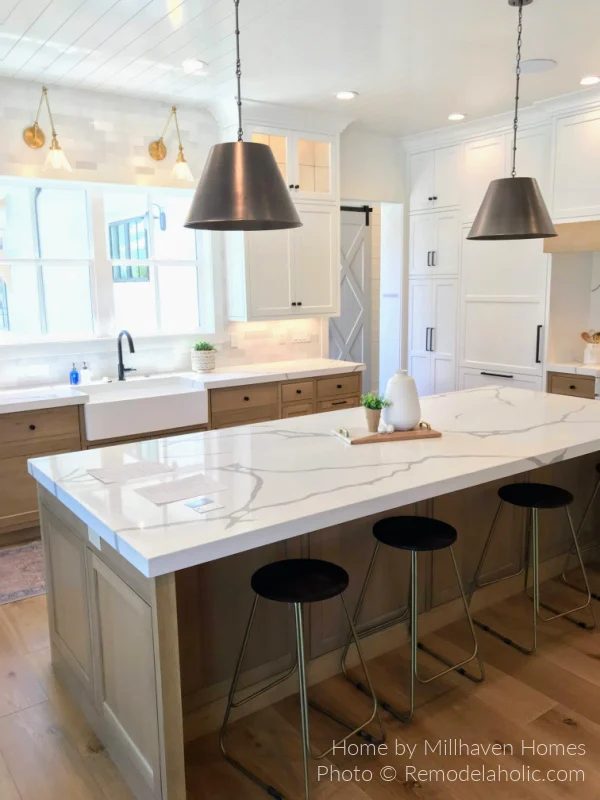 A Modern Farmhouse Kitchen Two Tone Wood White Cabinets Mixed Metals UV18 H17 Bekob