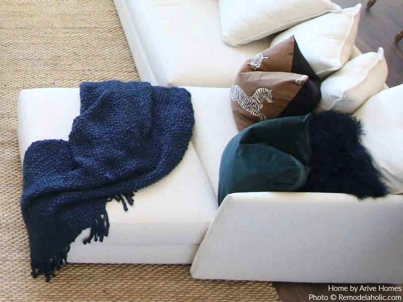Throw Pillows And Blankets Add Texture And Coziness, Arive Homes And Brandalyn Dennis Design, 2018 Utah Valley Parade Of Homes, Featured On Bekob