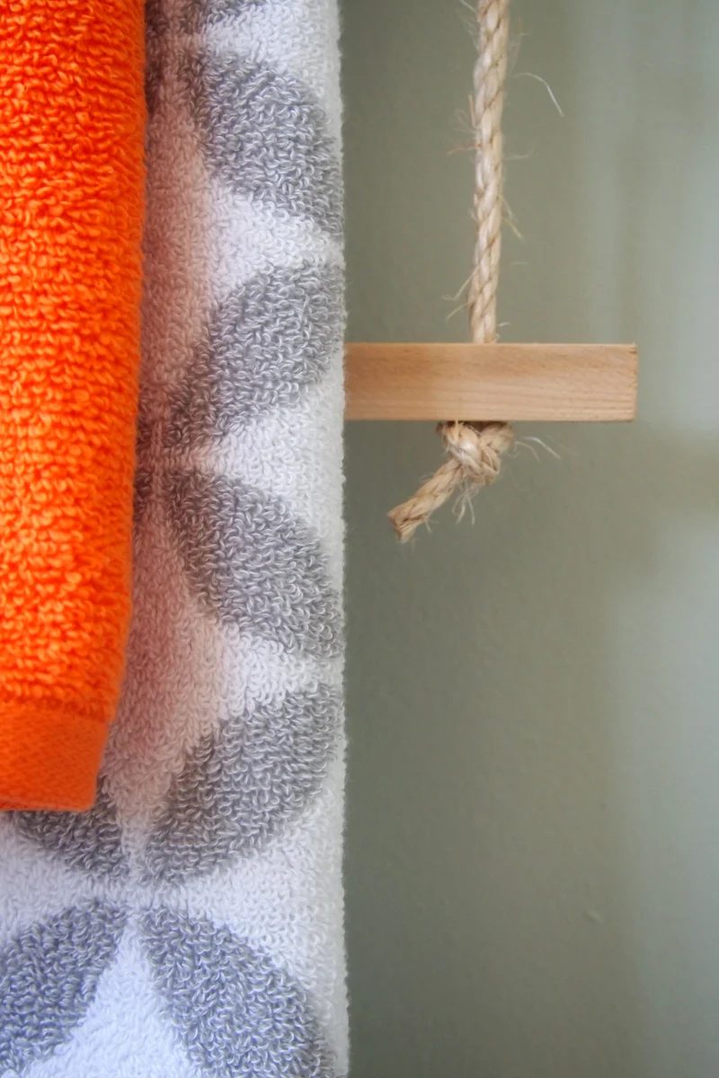 Using just rope and some 1x1 wood you can make a great towel or blanket rack in 15 minutes! Via The Learner Observer for Bekob.com