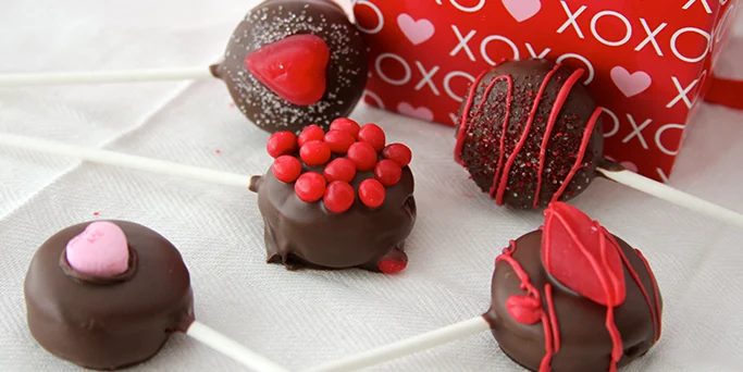 No Bake Cookie Pops with Caramel and Chocolate