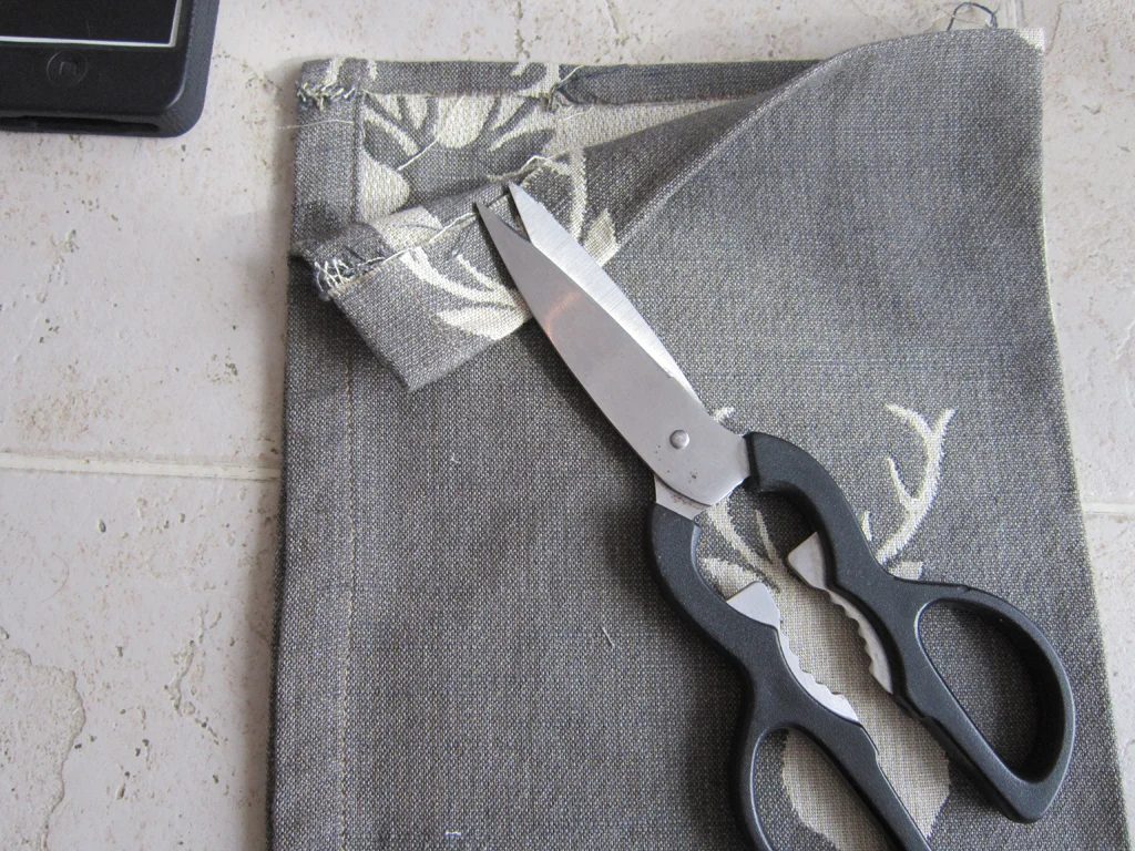 add ribbon for hanging no sew stockings - The Honeycomb Home on @Bekob