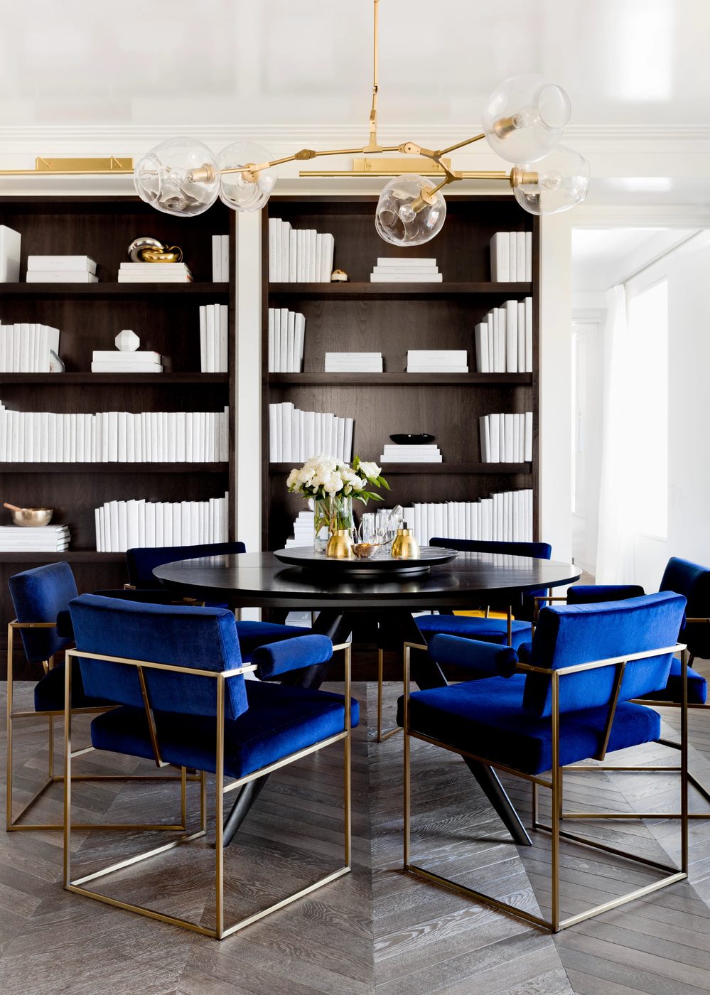 striking dining room! Love the black built-ins, and those blue velvet dining chairs are divine! (designed by Tamara Magel via @Bekob)