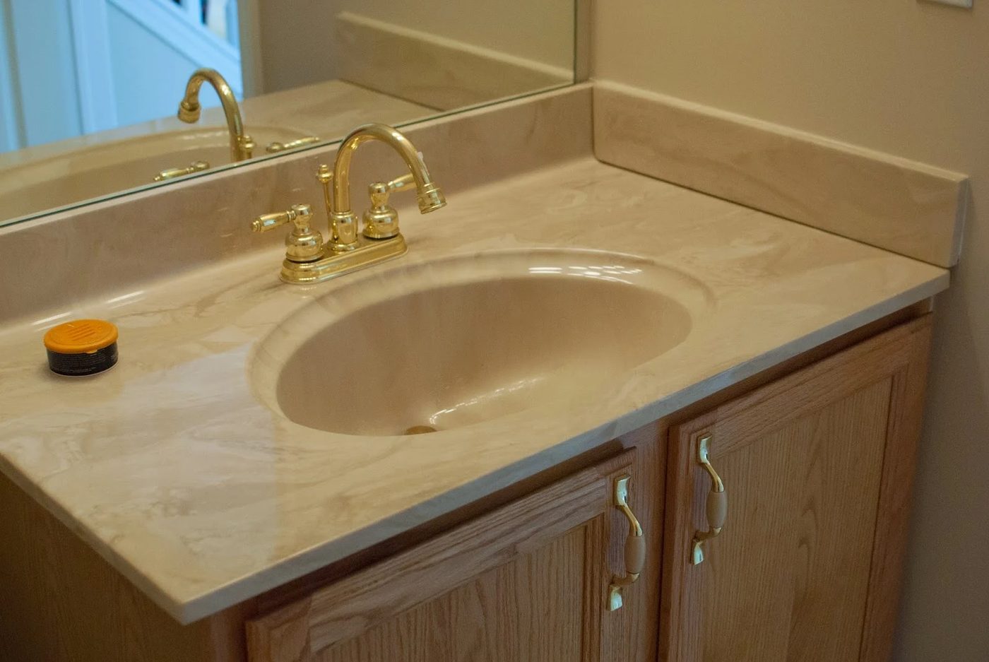 vanity top, sink and countertop before painting with Rustoleum tub and tile paint to refinish - I'm Flying South featured on @Bekob