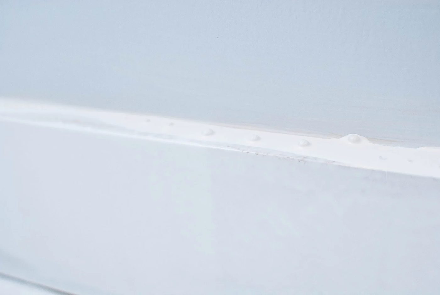 how not to use rustoleum tub and tile paint and how to fix bubbles in epoxy countertop paint - I'm Flying South featured on @Bekob