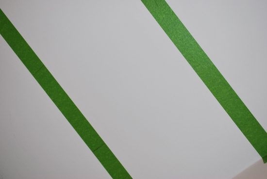 4 Complete walkthrough for painting a herringbone pattern on the ceiling, by The Sweetest Digs featured on @Bekob
