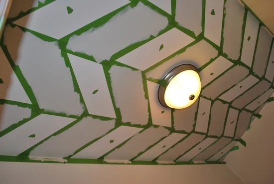 6 Painting a ceiling in a herringbone pattern, by The Sweetest Digs featured on @Bekob