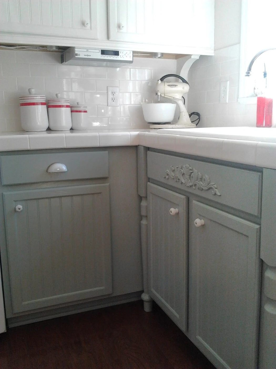 9 Kitchen cabinet update, oak to gray paint, Silver Mink by Benjamin Moore, milk glass knobs, Mom and Her Drill featured on @Bekob