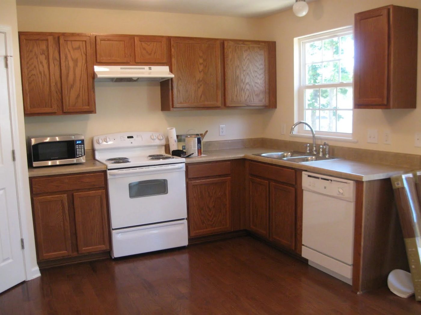 2 Paint oak kitchen cabinets white and gray, Mom and Her Drill featured on @Bekob