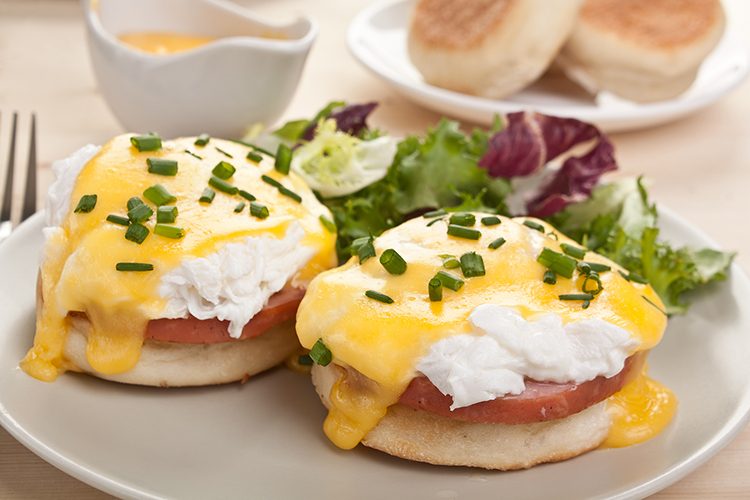 Pale Ale Hollandaise | FOODIEaholic.com #recipe #cooking #brunch #breakfast
