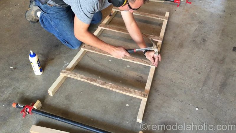 rustic-pallet-wood-blanket-ladder-18