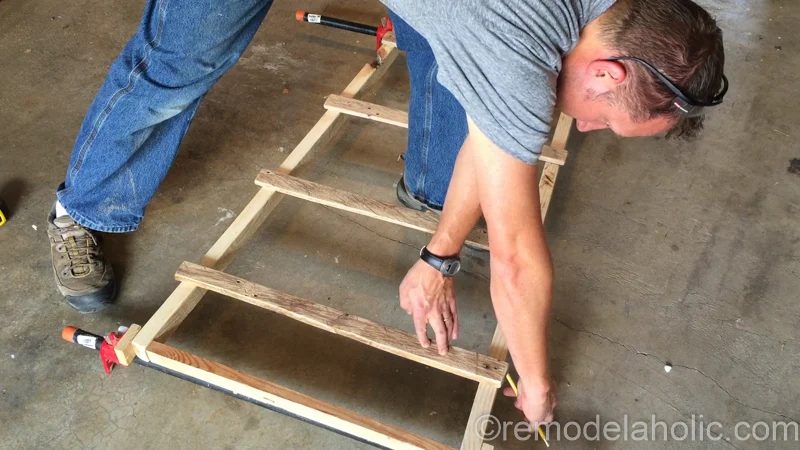 rustic-pallet-wood-blanket-ladder-15