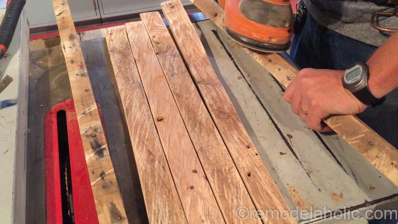 rustic-pallet-wood-blanket-ladder-9