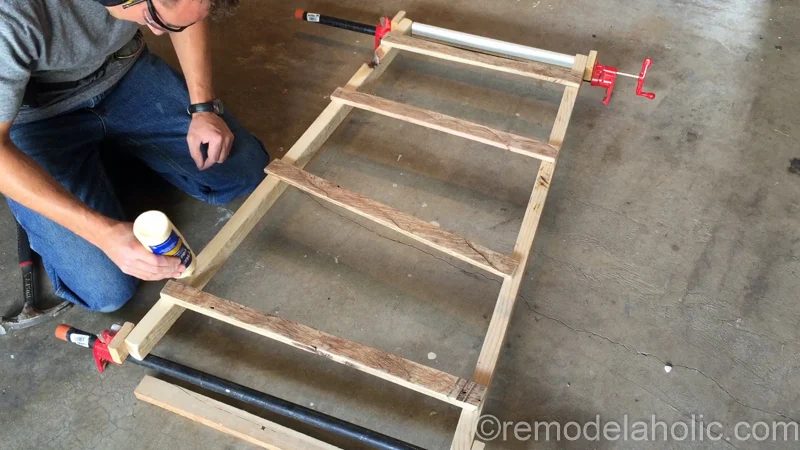 rustic-pallet-wood-blanket-ladder-21