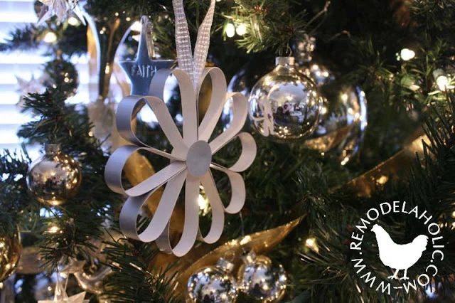 direct Christmas Flower made of paper for an straightforward paper Christmas decoration at Bekob.com