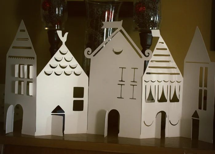 A cute printable template for a paper house village and other paper Christmas decorations at Bekob.com