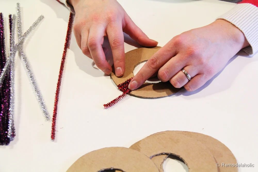Pipe Cleaner Chirstmas Wreath ornament walkthrough-11