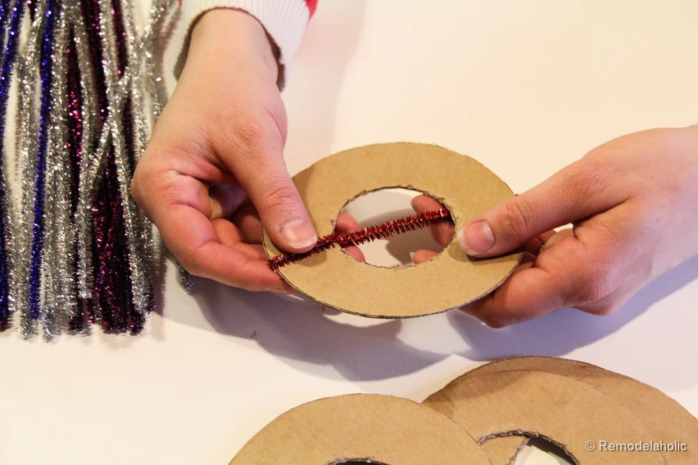 Pipe Cleaner Chirstmas Wreath ornament walkthrough-8