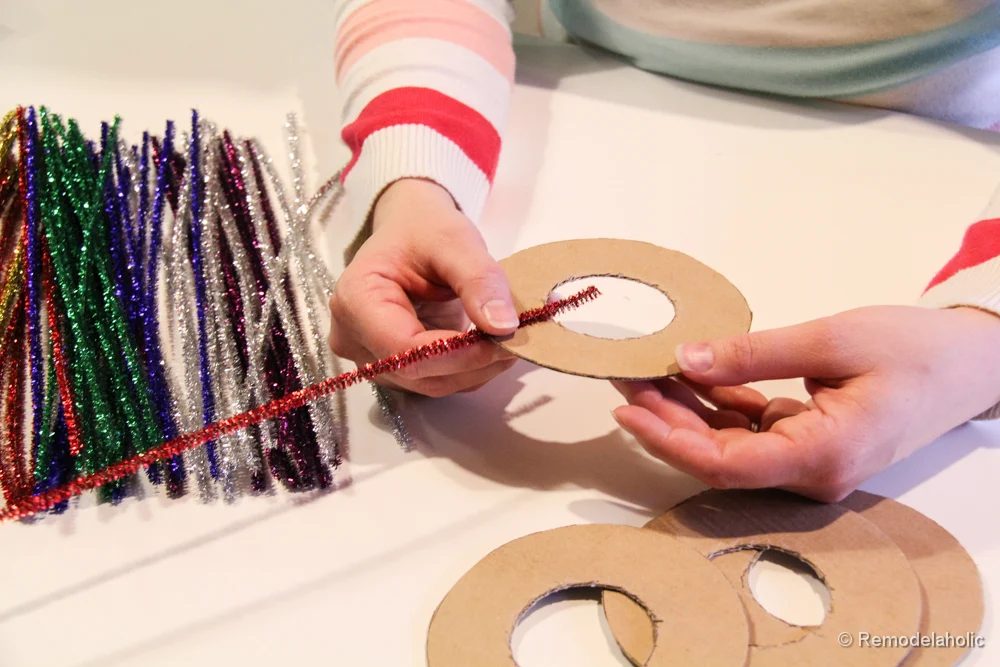 Pipe Cleaner Chirstmas Wreath ornament walkthrough-6