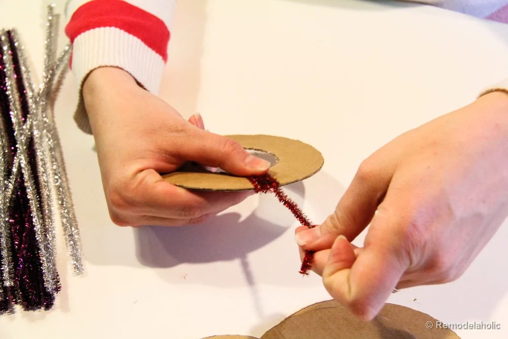 Pipe Cleaner Chirstmas Wreath ornament walkthrough-10