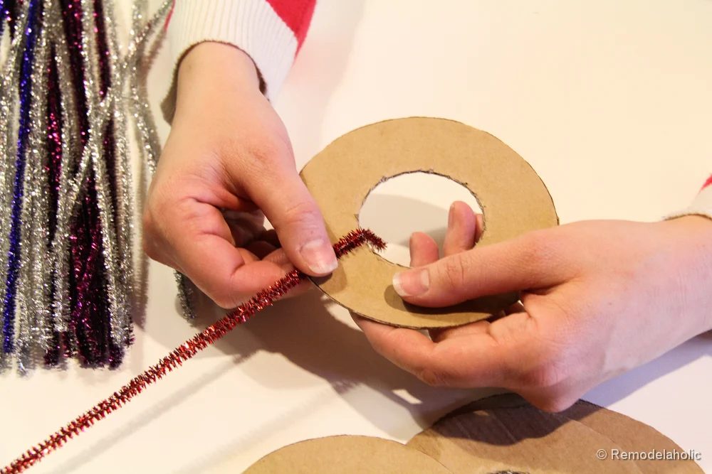 Pipe Cleaner Chirstmas Wreath ornament walkthrough-7