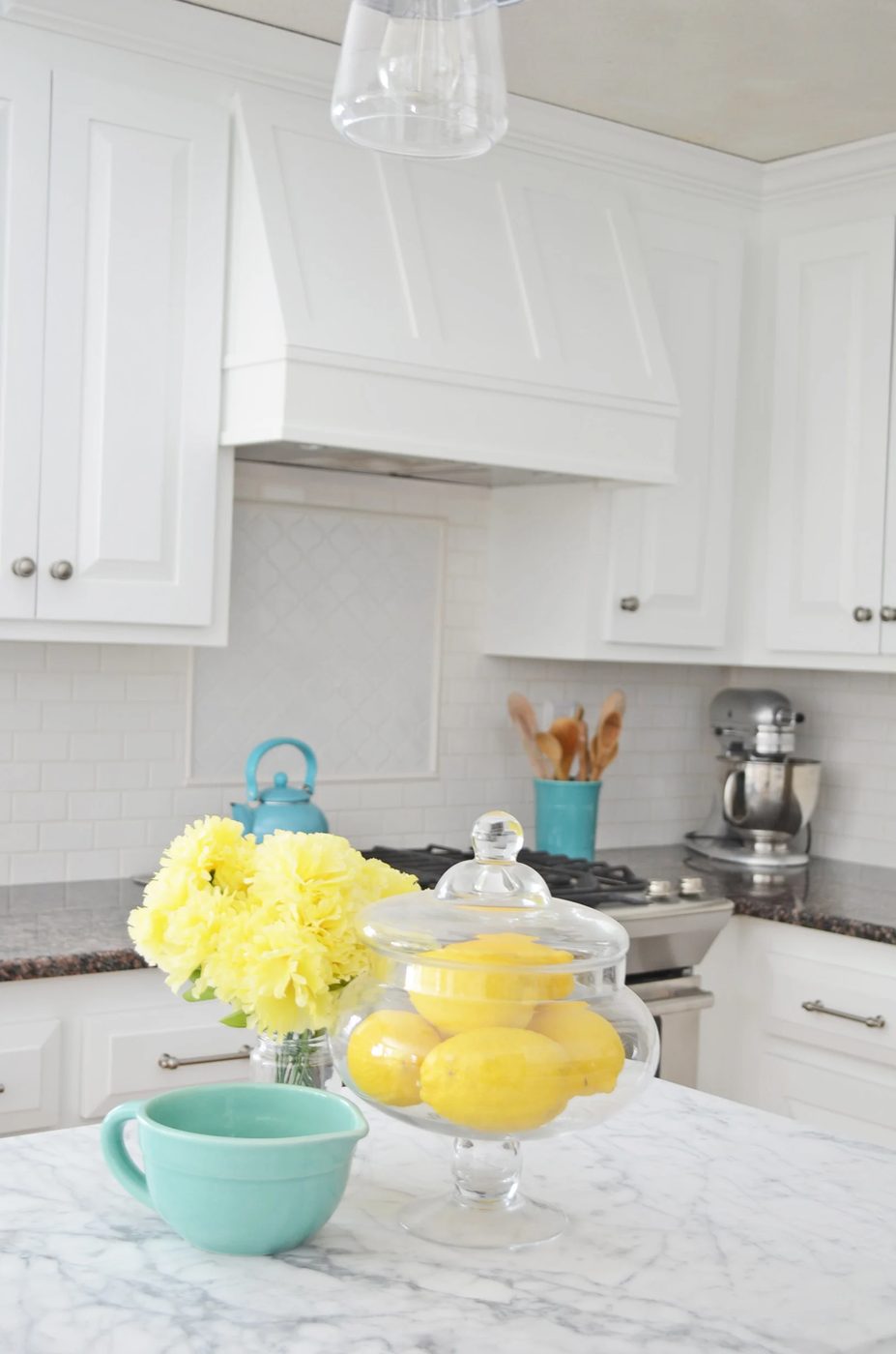 How to create a Custom Storage Range Hood via @Bekob #kitchenstorage #whitekitchen #DIYkitchen #rangehood on Bekob.com