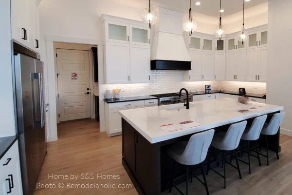 Black And White L Shaped Kitchen Layout With Large Island, Bekob SG22 H23