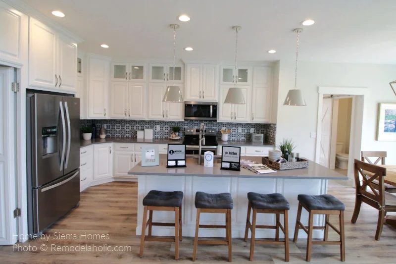 Medium L Shaped Kitchen Layout With Large Island, Bekob UV19 H30