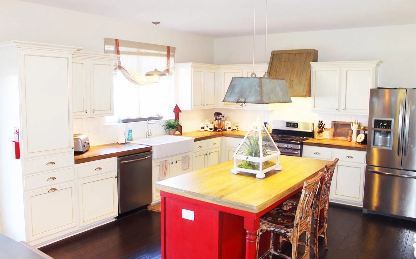 Handmade faux reclaimed wood island in an L-shape kitchen floor plan, Bekob