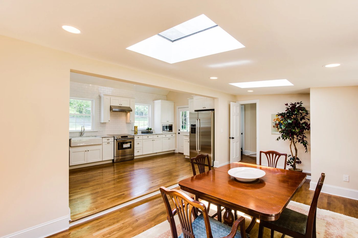 open floor plan with U-shaped kitchen layout, Bekob
