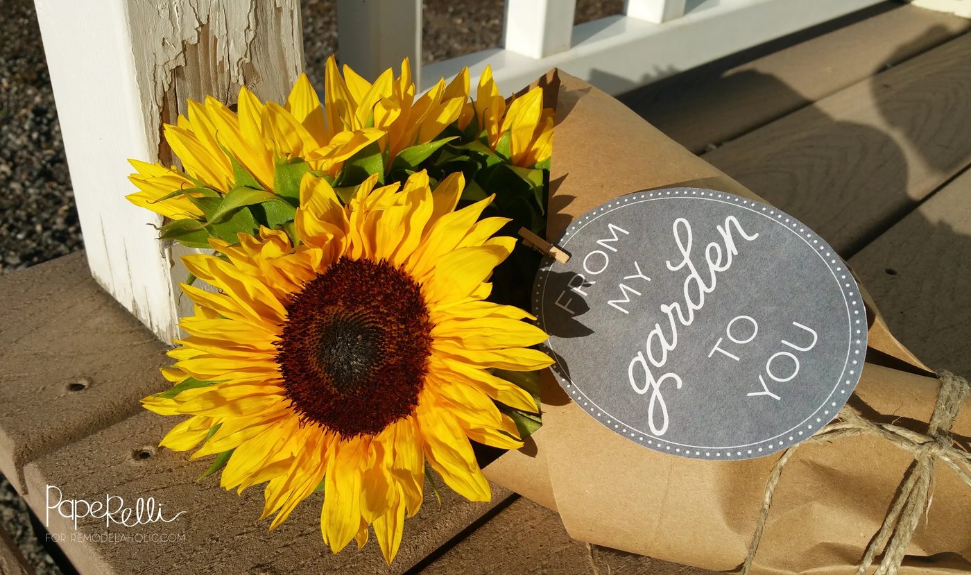 Fresh cut flowers from the garden, gifted with a free printable tag. Perfection!