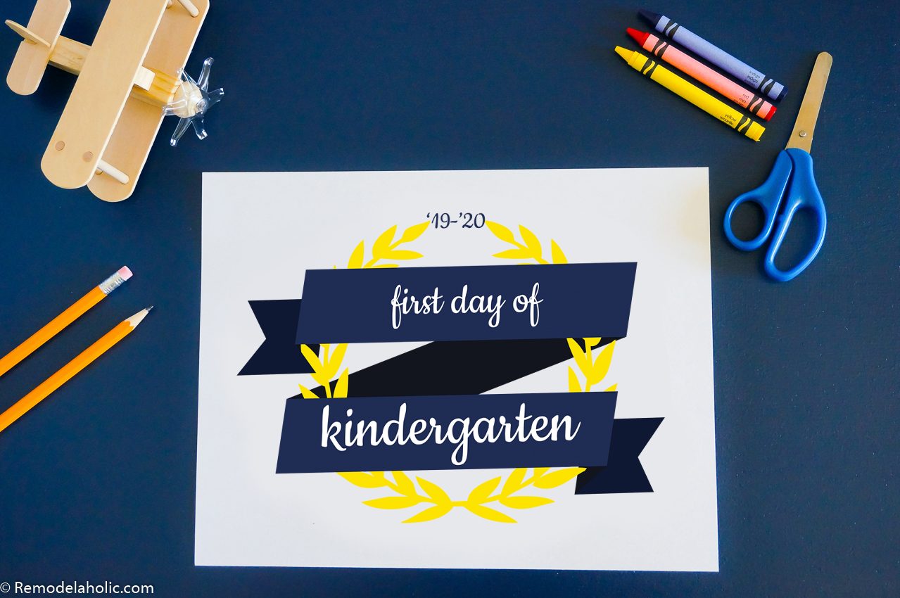 Ribbon And Laurel Wreath Printable School Photo Sign First Day Of School #Bekob