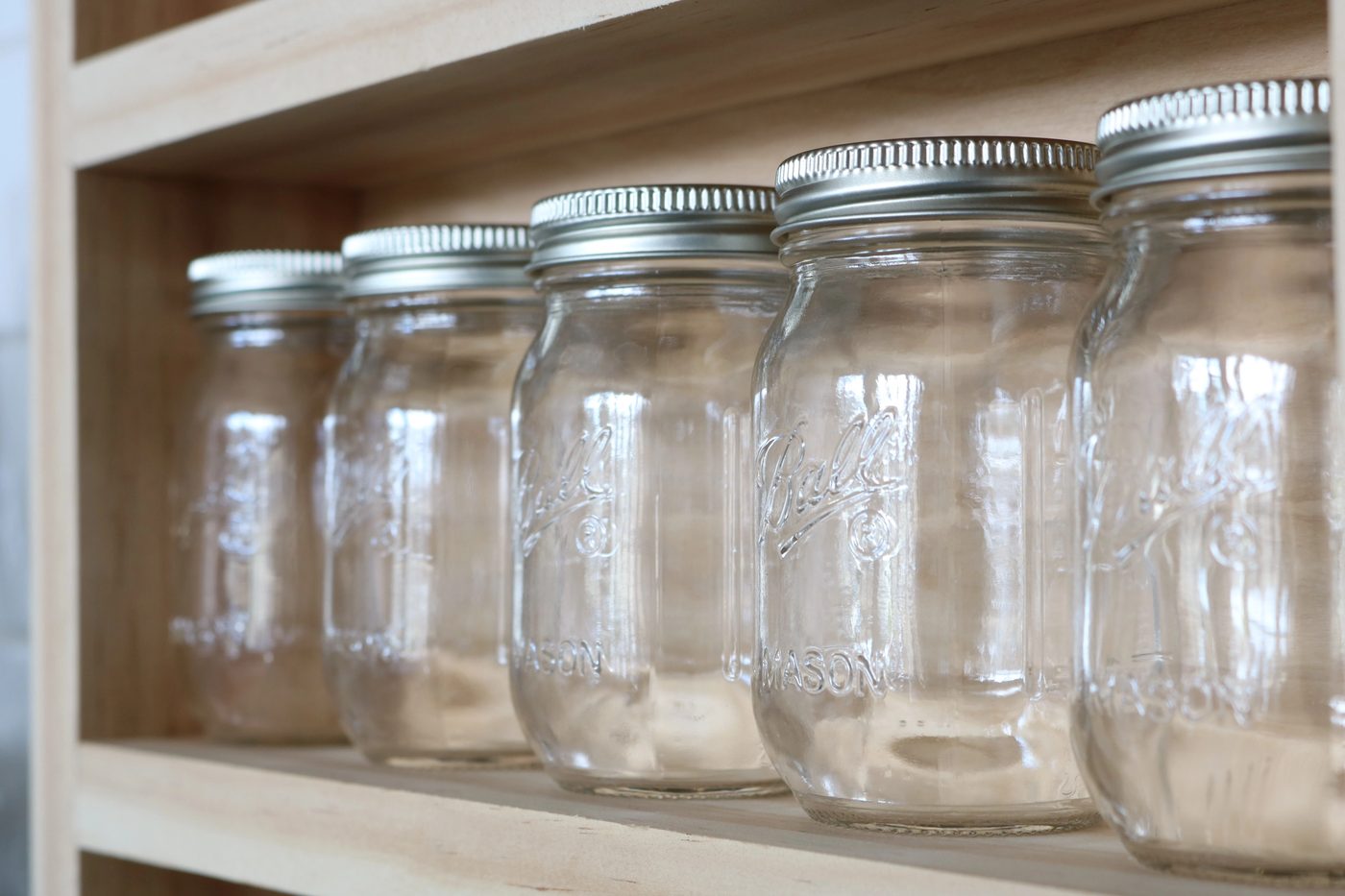 Mini Mason Jar Spice Shelf #Bekob