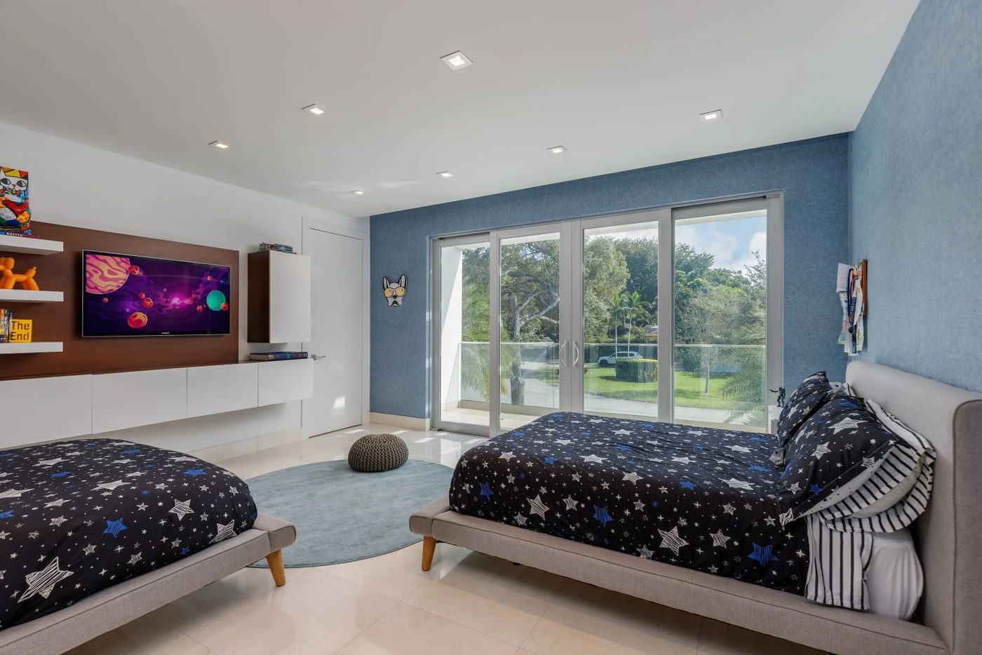 Big Room With 2 Beds