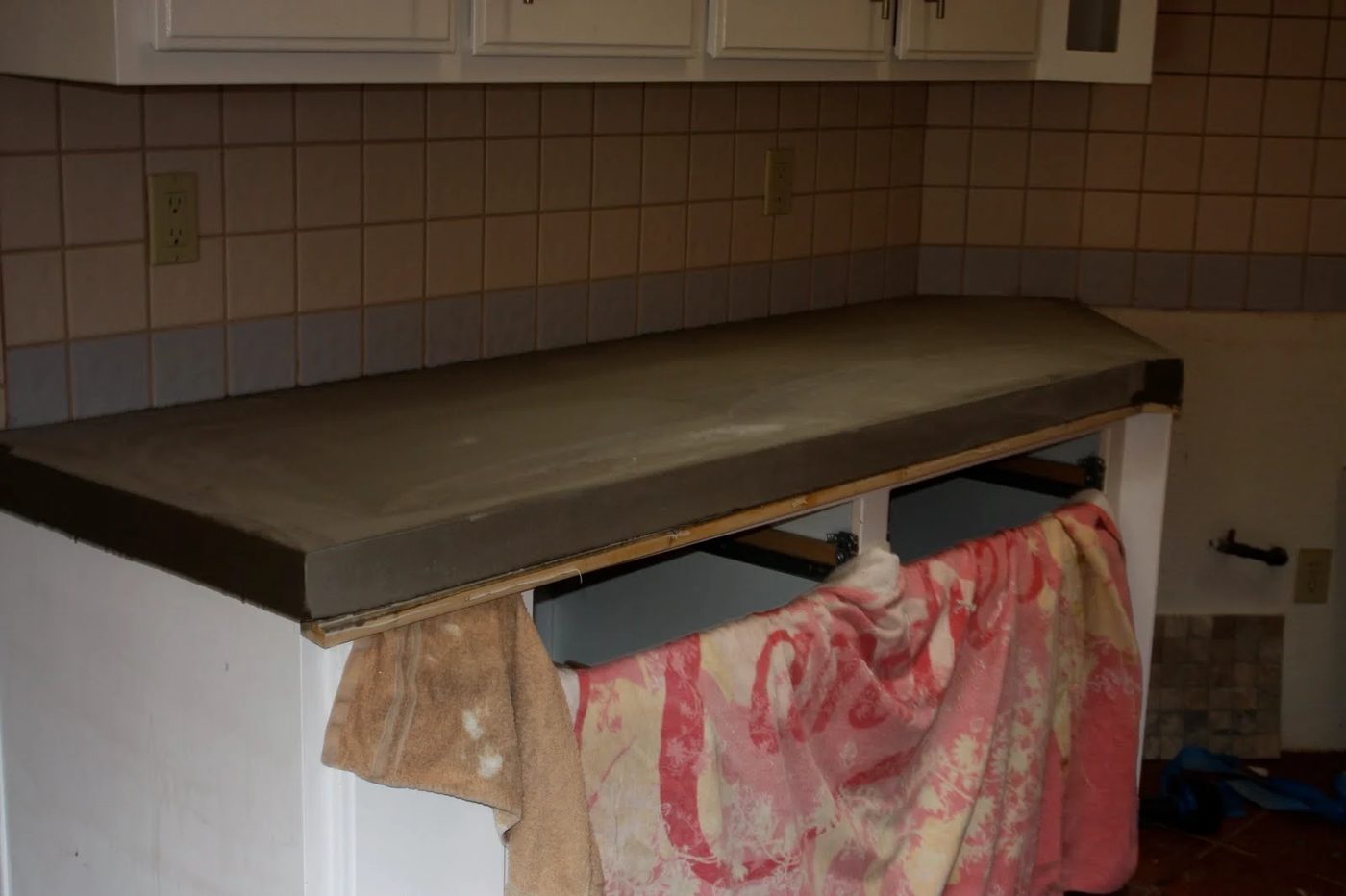 15 How To Do Concrete Countertops Using Level Quick Concrete, By Design Stocker Featured On @Bekob
