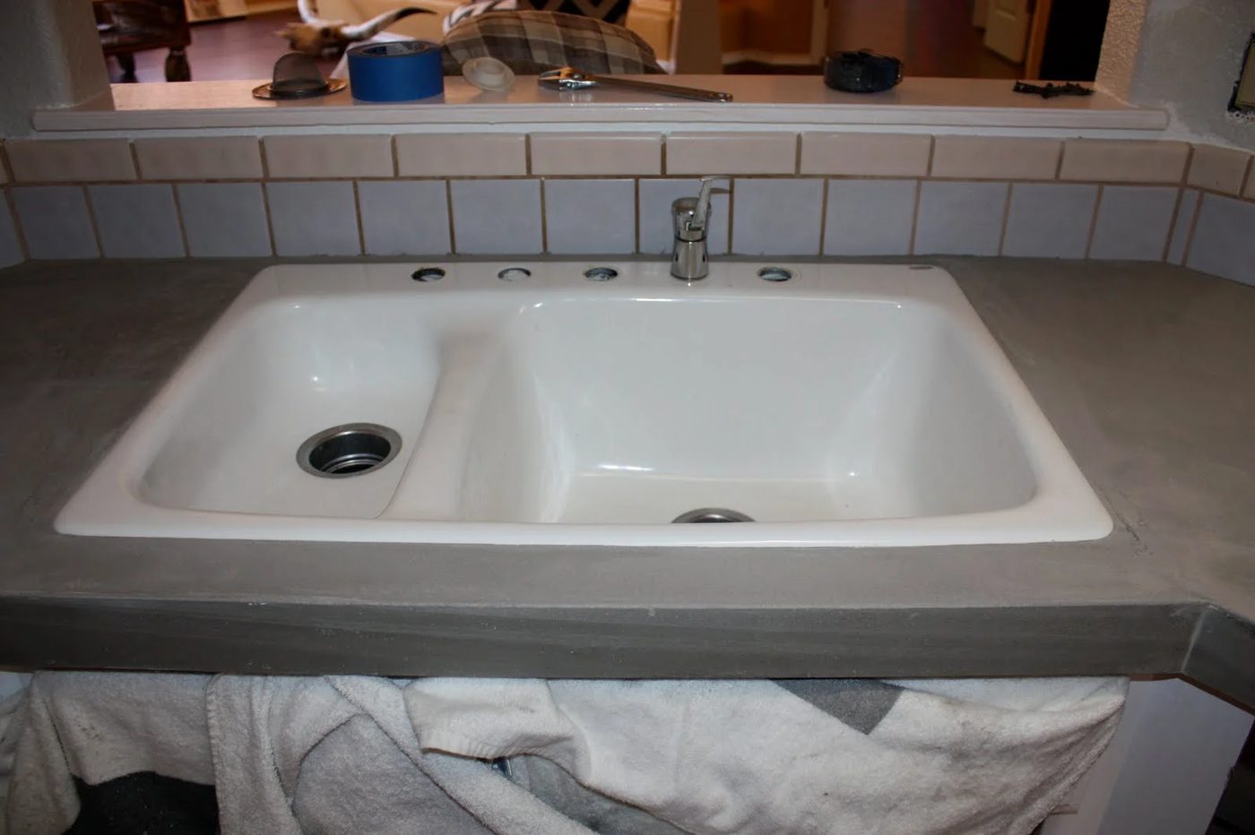 21 How To Handmade Concrete Countertops Over An Existing Tile Countertop, By Design Stocker Featured On @Bekob