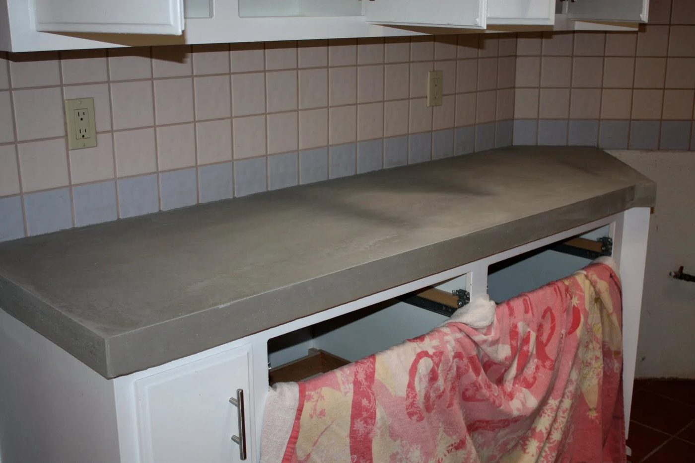 19 vivid New Backsplash And Handmade Concrete Countertops, By Design Stocker Featured On @Bekob