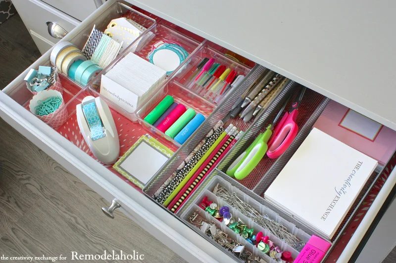 Quick tricks for organizing desk drawers to maximize space. Bekob