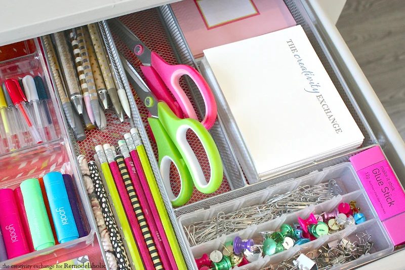 Quick tricks for organizing desk drawers. Bekob