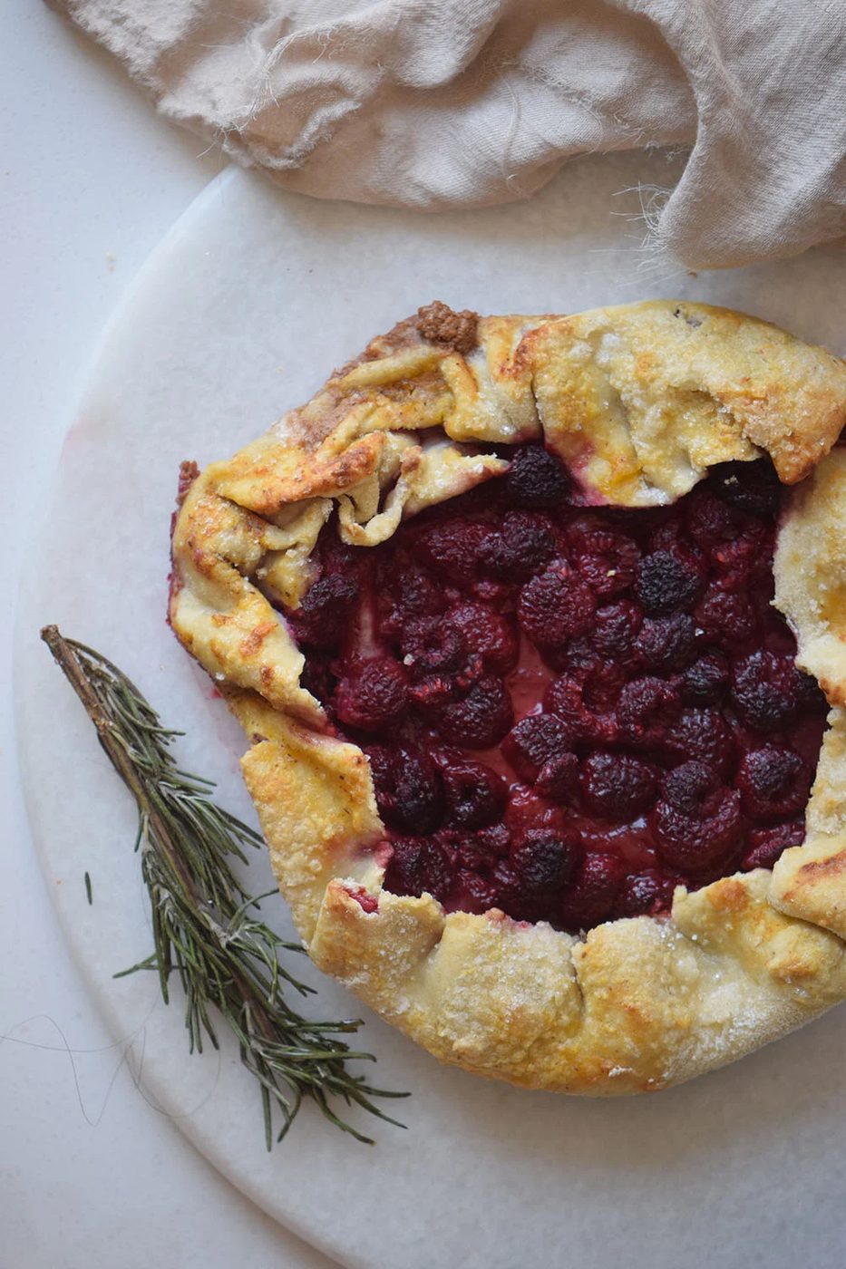 Looking for a direct pie like dessert recipe to try? This raspberry galette is the well fitted dessert to share via Bekob.com