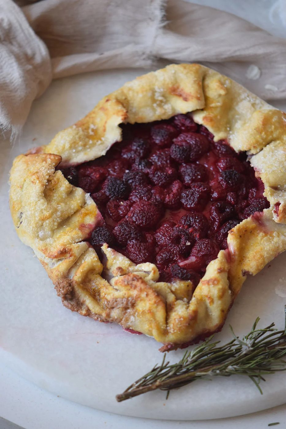 Looking for a direct pie like dessert recipe to try? This raspberry galette is the well fitted dessert to share via Bekob.com