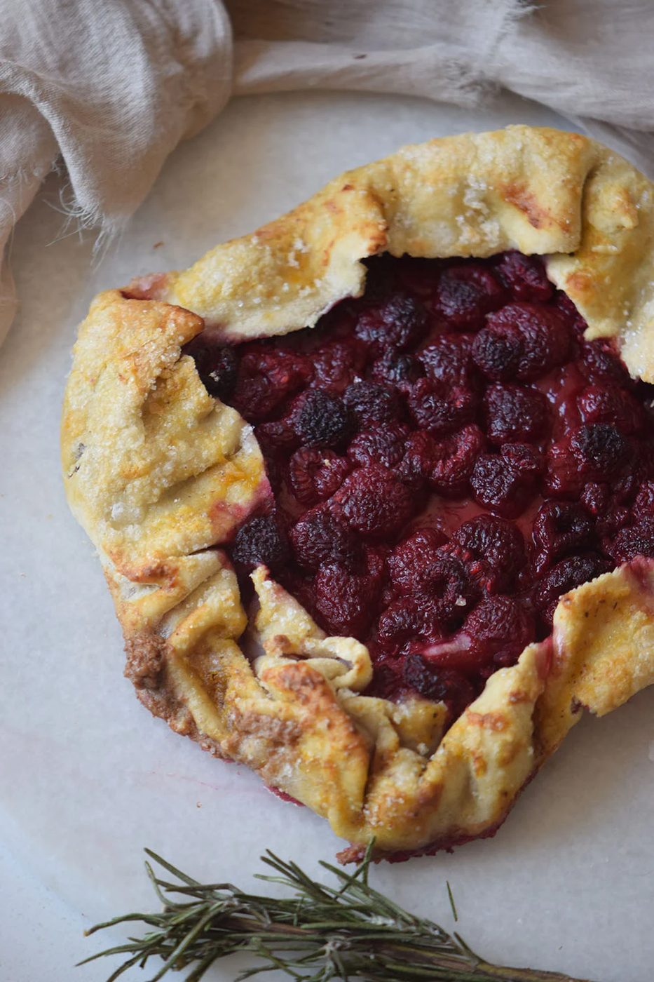 Looking for a direct pie like dessert recipe to try? This raspberry galette is the well fitted dessert to share via Bekob.com