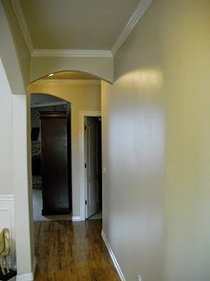 Striped entry wall horizontal wall stripes (2)